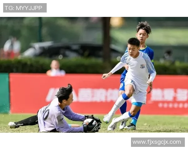 足球明星慷慨解囊为家乡发展捐款助力青少年足球事业腾飞