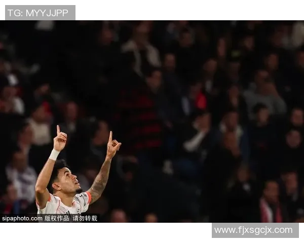 足球明星遭遇挫折瞬间视频曝光引发球迷热议与反思